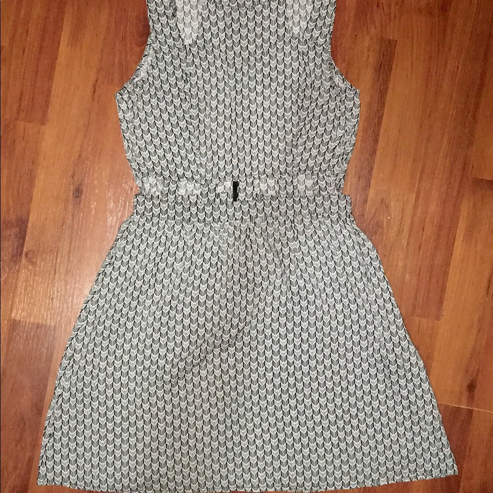 B&W chevron silky dress 💚final price